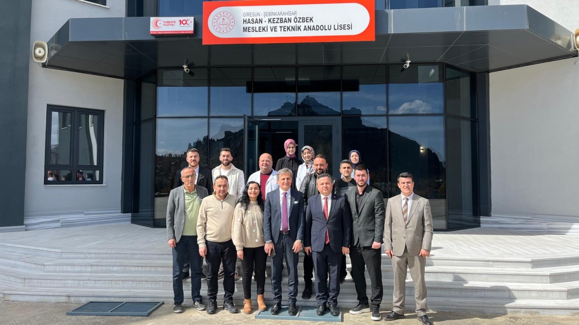 BAKANLIĞIMIZ MESLEKİ VE TEKNİK EĞİTİM GENEL MÜDÜRLÜĞÜ EĞİTİM POLİTİKALARI DAİRE BAŞKANI SAYIN DURMUŞ CAN VE İL MİLLİ EĞİTİM MÜDÜRÜMÜZ SAYIN ÖZGÜR TOKGÖZ OKULUMUZU ZİYARET ETTİLER.